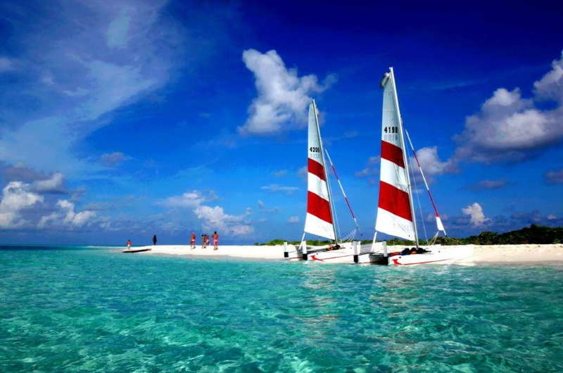 att göra på maldiverna - segla katamaran