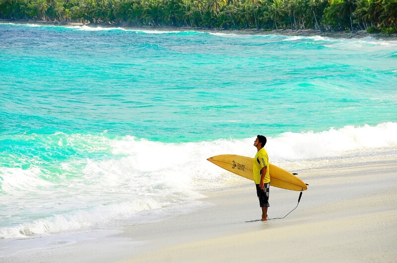 att göra på maldiverna - surfa