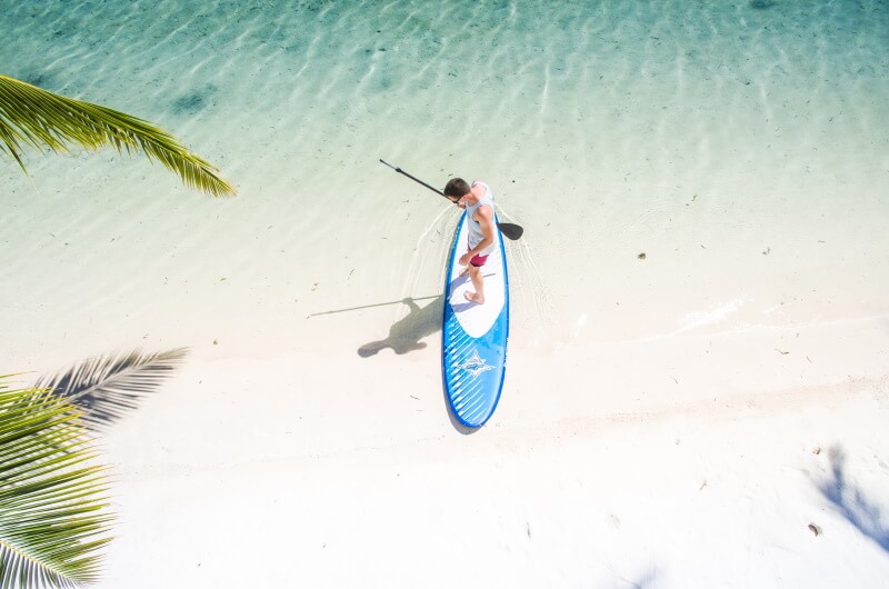 sup surfing maldiverna